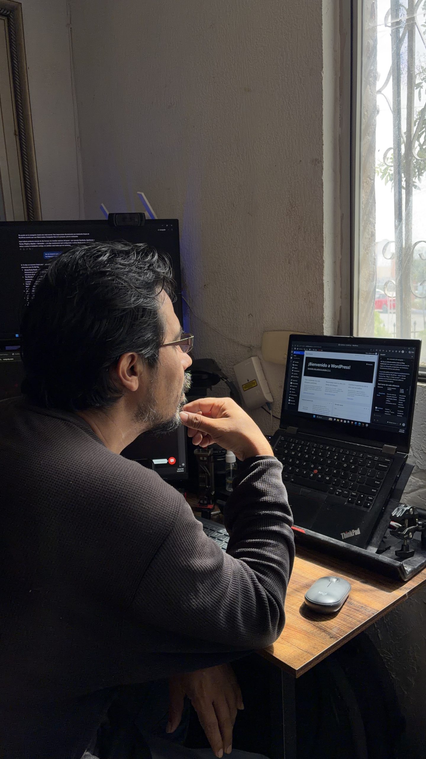 Luis frente a su laptop, tocandose la barbilla, justo despues de instalar WordPress para Yo Aki Toy